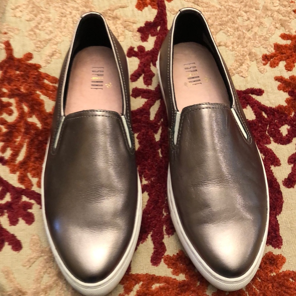 Ladies sneaker type shoe size 7